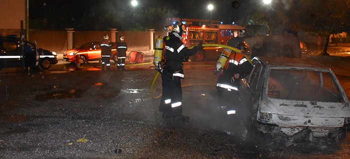 pompiers voiture brulée